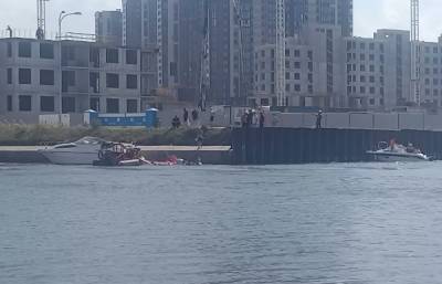 Восемь человек пострадали при столкновении лодки с опорой моста в Петербурге