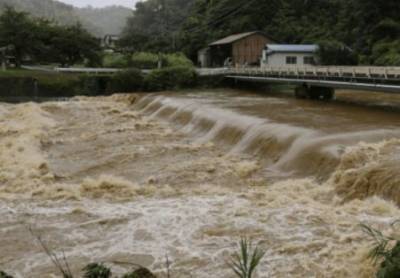 В Японии в результате сильного дождя затопленными оказались более 120 тысяч домохозяйств. ФОТО