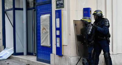 Во Франции неизвестный ранил ножом двух человек в торговом центре
