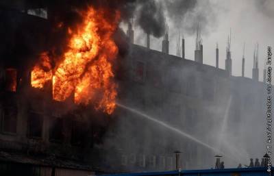 В Бангладеш арестовали руководство фабрики после гибели 52 человек при пожаре