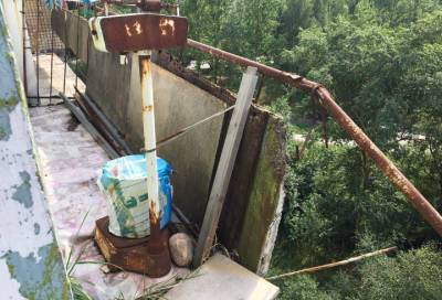 Два балкона жилого дома рухнули в Выборгском районе
