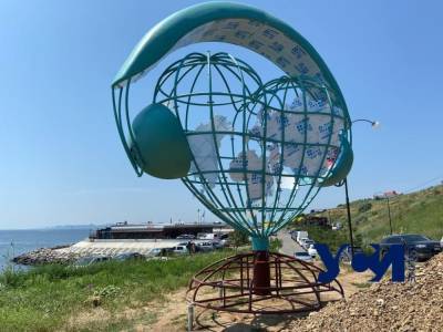 На пляже под Одессой появился «сердечно-музыкальный» арт-объект (фото)