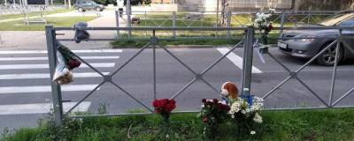 Новосибирцы несут цветы и игрушки к месту гибели 5-летнего в Академгородке