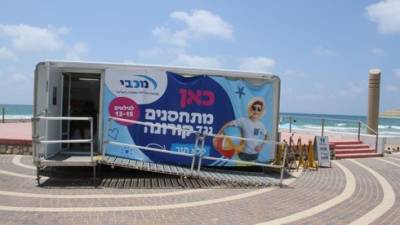"Хотим жить": подростки в Израиле прививаются на пляжах