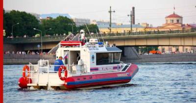 В Петербурге девять человек пострадали при опрокидывании лодки