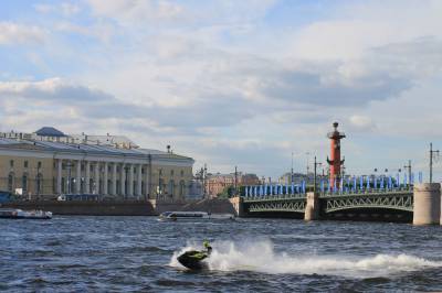 Трое детей вместе со взрослыми опрокинулись в лодке в Петербурге – Учительская газета
