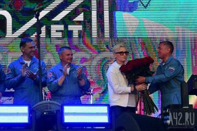 «Стрижи» подарили цветы Диане Арбениной на концерте в Кемерове