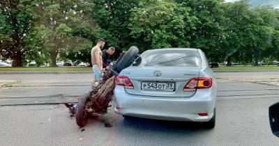В Калининграде столкнулись легковушка и мотоцикл (фото)