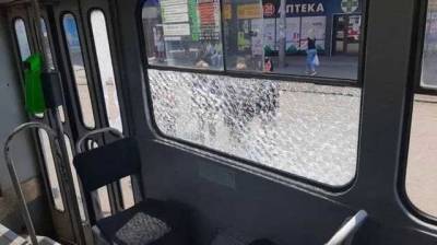 В Харькове неизвестные обстреляли трамвай: есть пострадавший