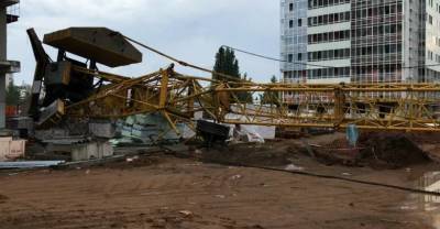 В Татарстане сильный ветер уронил башенный кран, погибла женщина
