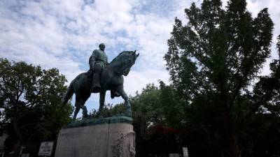 В Шарлоттсвилле демонтировали памятники генералам Конфедерации