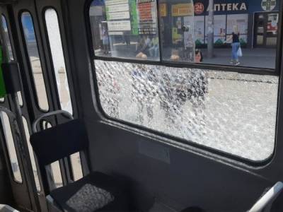 В Харькове обстреляли трамвай из пневматического оружия. СМИ писали, что пассажир получил ранение выбитым стеклом