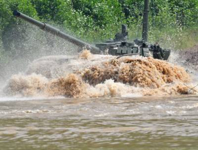 В российской армии активно обучают танковые экипажи преодолению водных преград