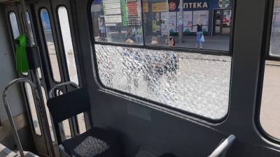 В Харькове неизвестные обстреляли трамвай с пассажирами