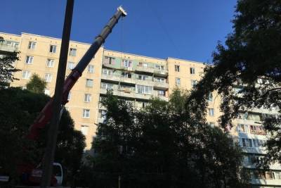 Остатки бетонных плит после обрушения балкона в Ленобласти убрали с помощью крана