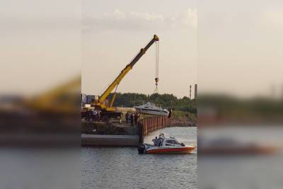 Один человек погиб после столкновения моторной лодки с бетонной набережной в Петербурге