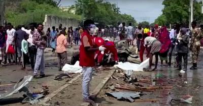 Террорист-смертник атаковал полицейский конвой в Могадишо, 8 человек погибли (видео)
