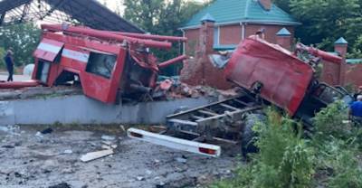 Под Хабаровском пожарная машина протаранила стену дома, два человека погибли