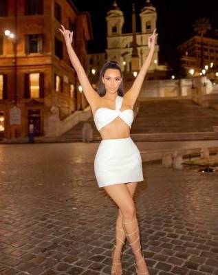 Ким Кардашьян поразила фанатов фото в мини-бикини