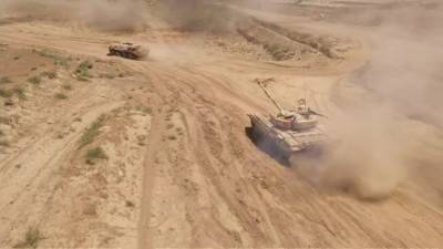В Таджикистане на горном полигоне прошел учебный бой танков и БТР