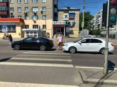 Две иномарки столкнулись на пешеходном переходе в Липецке