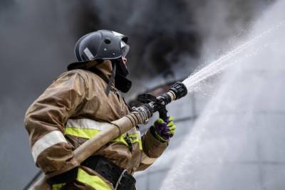 В Норильске полицейский спас из горящего дома мать с маленьким ребёнком