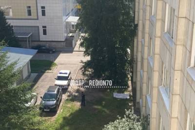Прокуратура проводит проверку по факту падения человека из окна в Томске