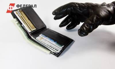 Россиянам объяснили, можно ли снимать деньги с карты родственника
