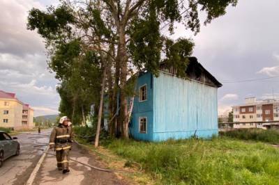 В Хабаровском крае пожарные спасли жителя горевшего жилого барака