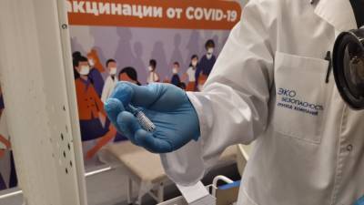 Ученый РАН призвал россиян забыть про чипирование и привиться от коронавируса