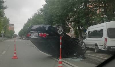 Автомобиль перевернулся после ДТП на улице Севастопольской в Тюмени