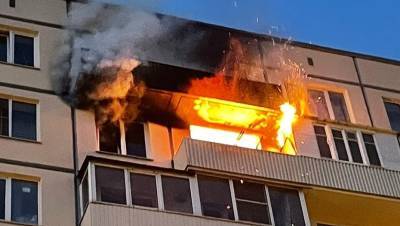 Почти 20 пожарных тушили квартиру на улице Замшина