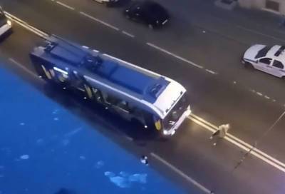 Женщина своим телом заблокировала проезд троллейбусу в Петербурге