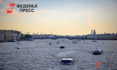 В Санкт-Петербурге катер с пассажирами врезался в ограждение
