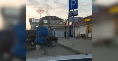 "Ты что, дурак?": В Ярославле таксиста избили и разгромили ему машину молотками за съёмку драки