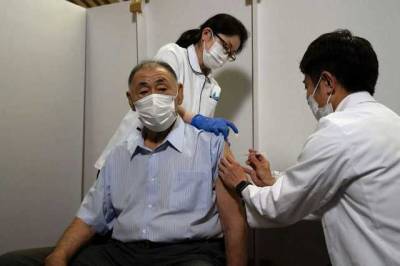 В Японии вакцинировали более 75% пожилых людей