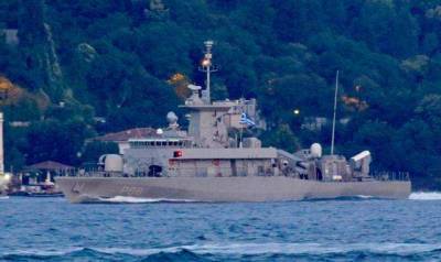 Боевой корабль Греции зашел в Черное море