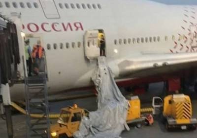 Пассажир задержанного в аэропорту Шереметьево рейса открыл аварийный люк