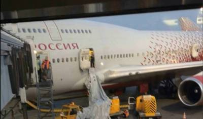Пассажир рейса Москва-Анталья открыл люк аварийного выхода, не выдержав духоты