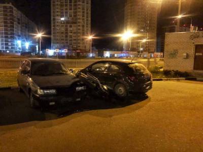 Мотоциклист атаковал автомобили на парковке в Липецке