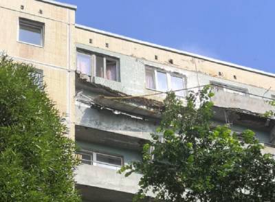 Два балкона обрушились с фасада девятиэтажного дома при демонтаже в Светогорске – фото