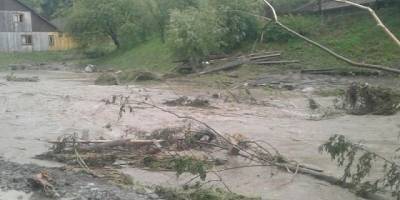 На Закарпатье из-за сильных ливней затопило дворы домов и размыло дороги (ФОТО)