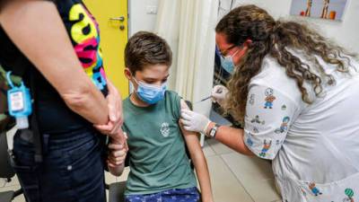 Минздрав Израиля обсуждает вакцинацию детей младше 12 лет