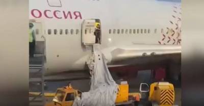 Авиакомпания "Россия" решила взыскать убытки с пассажира, открывшего аварийный люк самолёта из-за духоты