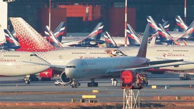 Авиакомпания взыщет убытки с открывшего дверь пассажира рейса Москва–Анталья