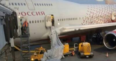 "Не выдержал жары": в России пассажир самолета открыл аварийный люк из-за задержки рейса (видео)