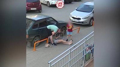 В Кирове мужчина ударил женщину на глазах у ее малолетнего сына - piter.tv