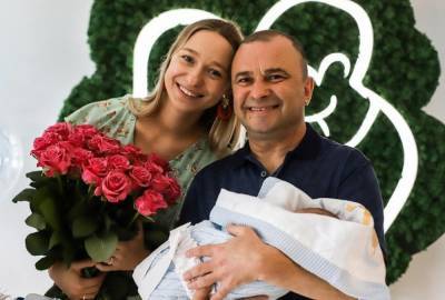 Молодая жена Виктора Павлика в коротеньком топе похвасталась фигурой после родов