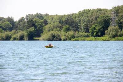 Очевидцы: из Красного озера в Кемерове вытащили тело мужчины