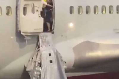 Спешившая в Анталью пассажирка сдала мужчину, открывшего люк самолета из-за жары